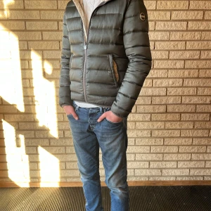 Colmar jacka - Snygg Colmar jacka i färgen olivgrön med vit insida st 42 modell på bilden är 178 cm lång