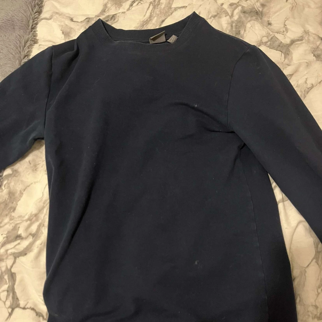 Vanlig mörkblå tröja