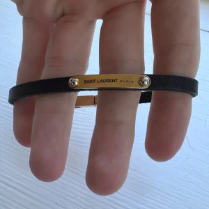 YSL armband - Tja! Säljer nu mitt YSL armband som är i grymt skick! Nypriset ligger på 2200kr! Har tyvärr ingen låda då jag tyvärr slängt den ett bra tag sedan. Priset är inte hugget i sten så det är bara att höra av sig vid eventuella frågor eller funderingar! 🙌🏼
