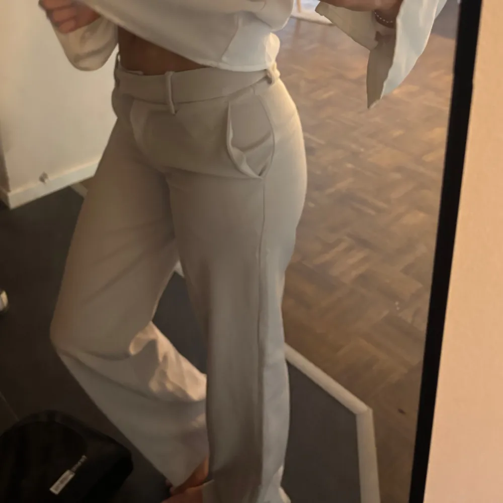 Beiga kostymbyxor, straight fit och midwaist. Farkut & Housut.