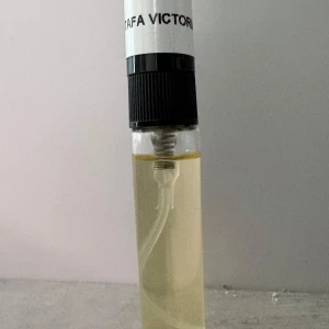 Lattafa Victoria parfymprov - Parfymprov av Lattafa Victoria. 5 ml från början -4 sprut