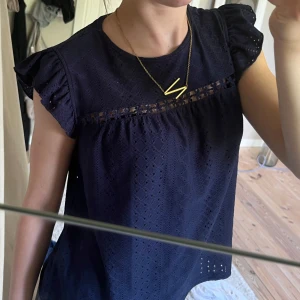 Söt marinblå blus  - Säljer min gulliga marinblå blus💞inga defekter 