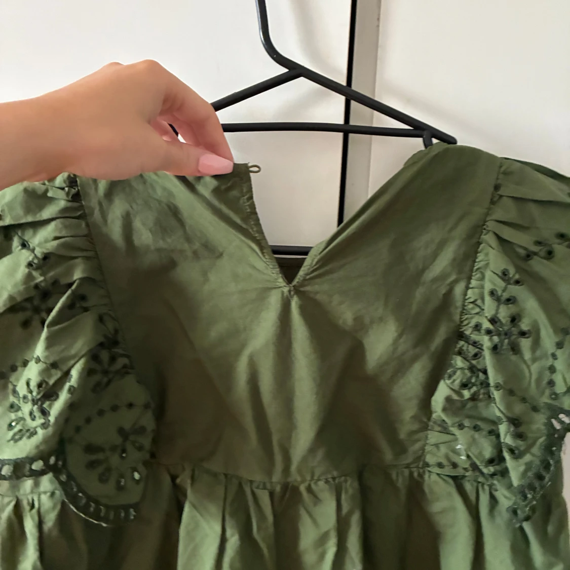 Grön blus med broderade volangärmar - 1