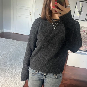 Mörkgrå stickad tröja från Vero Moda💞✨ - Mysig mörkgrå stickad tröja från Vero Moda med rund halsringning och långa ärmar. Enkel och stilren modell som är perfekt att slänga på sig när det är kyligt ute.✨ Inga synliga defekter men har tecken på användning