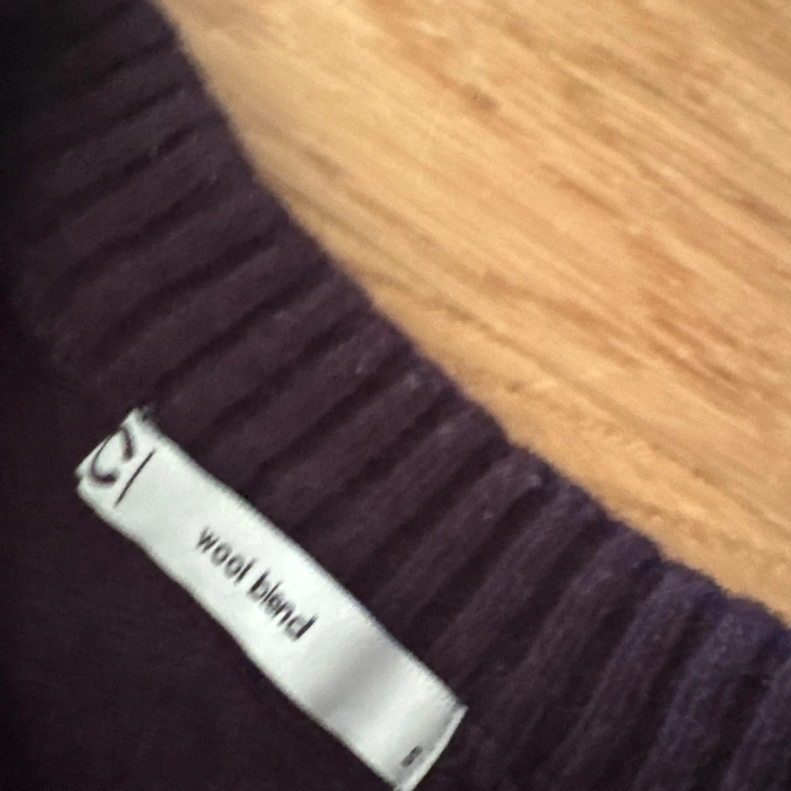 Mörklila stickad ulltröja