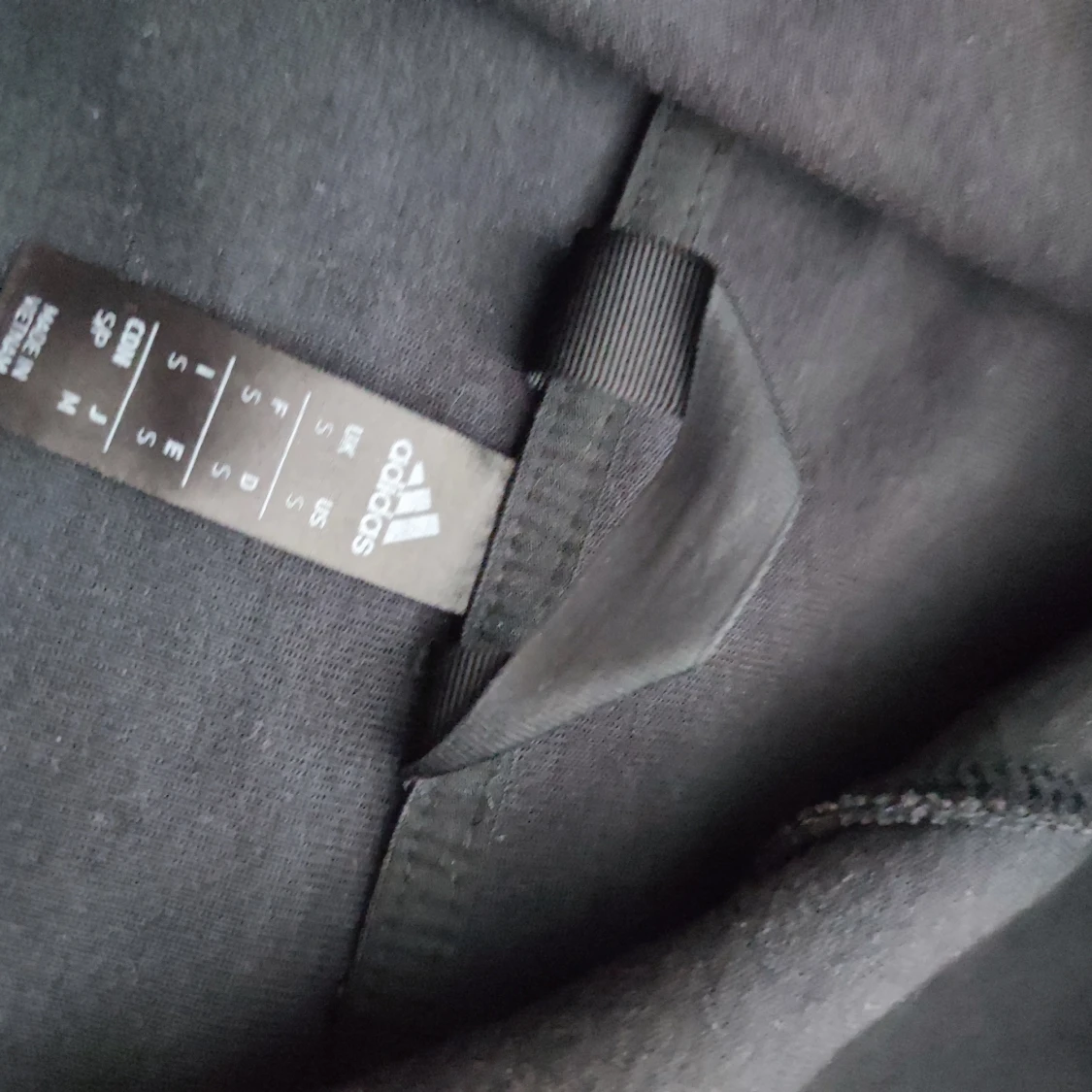 Svart pufferjacka med huva från Adidas - 2