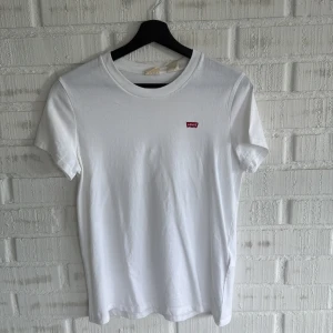 Vit t-shirt från Levi's - Vit levis tshirt, storlek S. Aldrig använd så prislappen är kvar😊 