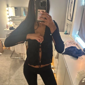 Kofta/tröja - En tröja som kan användas som kofta också genom att ha ett linne under, knappar vid ärmarna 