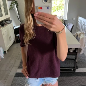 Vinröd stickad t-shirt Gina Tricot - Säljer en vinröd stickad t-shirt från Gina Tricot. Väldigt bra skick använd endast 2 gånger! Storlek 170