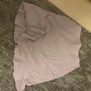 Ljuslila kjol från Bik Bok - Supersöt ljuslila volang kjol från Bik Bok i storlek 38. 