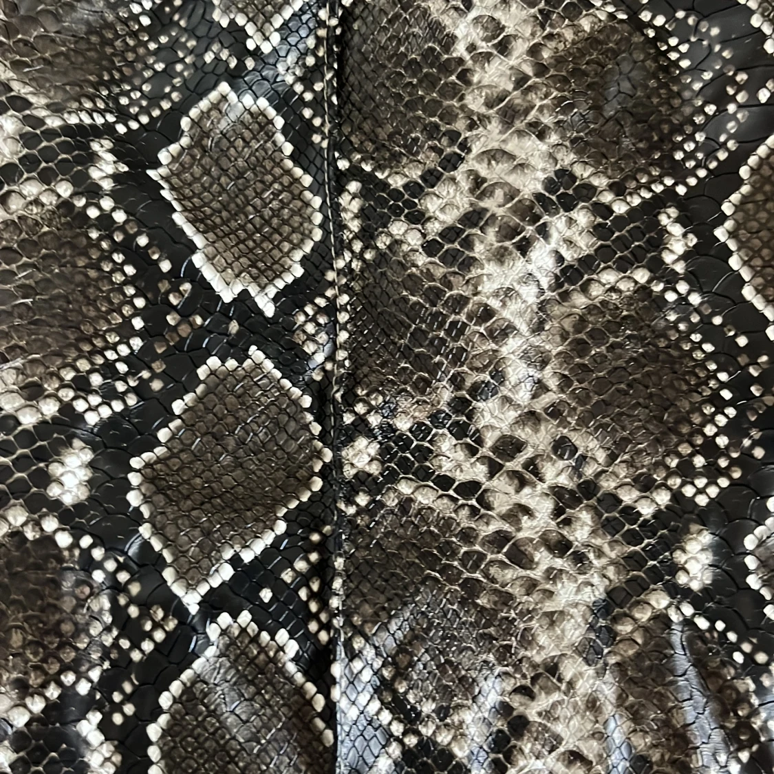 Ormmönstrade byxor från ONLY - 1