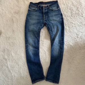 Nudie Jeans - Tjena! Säljer dessa stilrena Nudie Jeans i modellen Dude Dan. Storlek 30/32. Inget fel förutom ett litet hål inuti fickan som knappast syns.