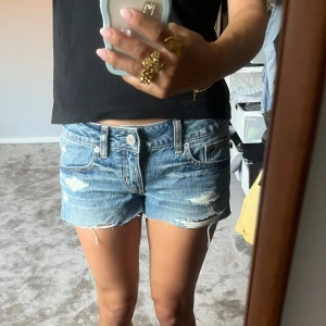 Lågmidjade jeansshorts - Supersnygga! Storlek 2 men passar mig som har S i det mesta. Priset kan förhandlas 🤝