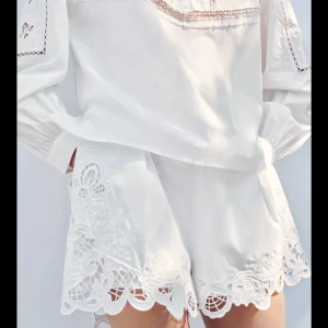 SÖKER ZARA SHORTS - Söker dessa shorts med broderi från Zara helst storlek S men M kan funka! Hör av er om ni tänkt sälja eller vet någon som säljer!! Tack förhand💛🙏