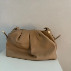 Beige väska  - En fin beige väska från Lindex☺️