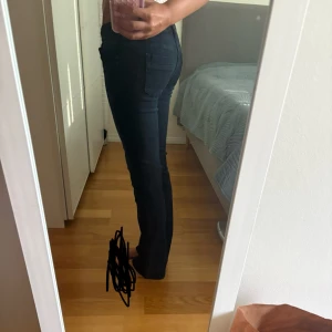 Mörkblå bootcut jeans 26/32 - Snygga mörkblå jeans från LTB i modellen 5145 med bootcut och låg midja. Jeansen har klassisk femficksdesign och är tillverkade i stretchigt denim för en bekväm passform. Perfekta för dig som gillar en tidlös look med lite utsvängda ben.Har inte använt de en enda gång så helt nya