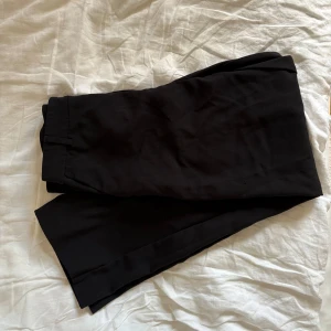 Svarta kostymbyxor från Gina Tricot - Svarta kostymbyxor från Gina Tricot, strlk 42. Nypris 599, använda 2-3 gånger. Säljer då de inte passar längre, superlätta att styla & bekväma! 