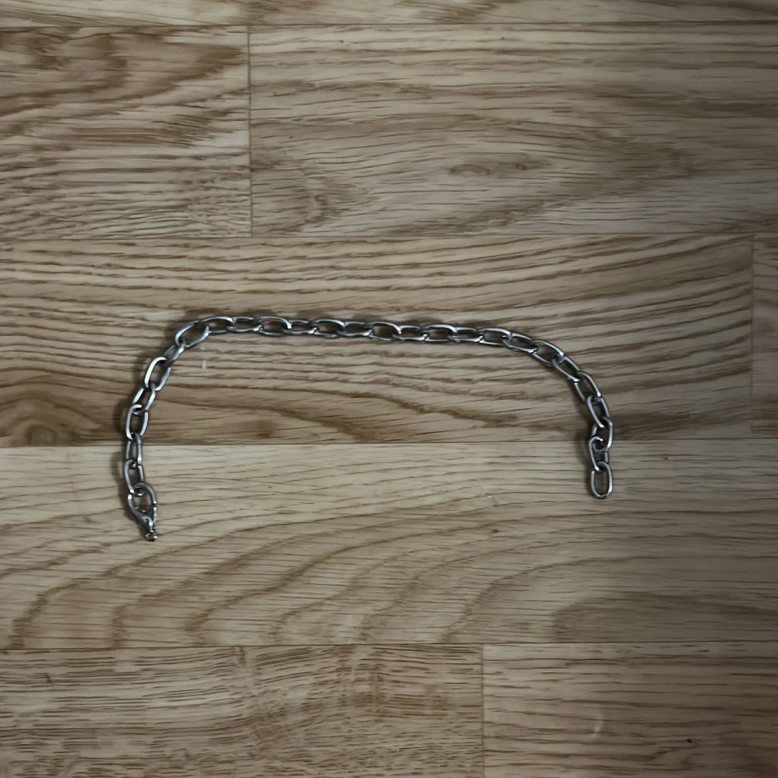 Stilrent kedjearmband i silverfärg - 1