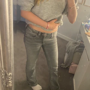 Grå jeans från Gina tricot  - Säljer ett par gråa jeans från Gina tricot i storlek 164. Andvända kanske 3-5 gånger så nästan helt nya💕(köpare betalar frakten)