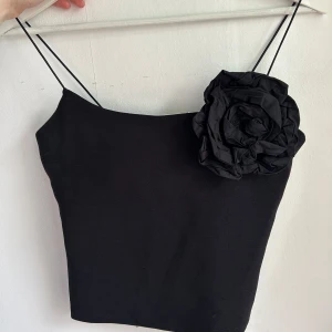 Svart linne - Gulligt svart linne med en ros på. Köpt på Vinted men aldrig använd. Från Kappahl storlek XS, normal i passformen.  Lös tråd, se sista bild  Har bundle rabatt, kolla mina andra annonser. Allt ska bort!!🌷