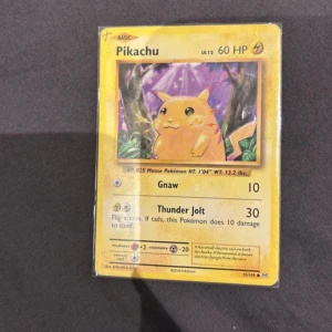 Pikachu - Klassiskt Pokémonkort med Pikachu, perfekt för samlare och fans! Kortet har färgglad illustration och detaljer om Pikachu. Ett måste för dig som älskar Pokémon och vill utöka din samling med en ikonisk figur.