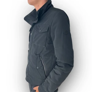  J.Lindeberg Fieldjacket - Trendig J.Lindeberg Bailey Jacka | Skick 9/10 inga defekter | SLUTSÅLD MODELL | Storlek M och färgen svart | Nypris 3500kr | Hör av er för mer information/bilder!