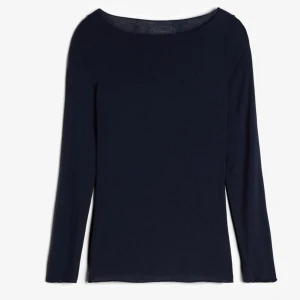 SÄLJER DEN I SVART! går inte att få tag på i svart på nätet så på bilden är det den mörkblåa men säljer u svart i samma modell ! - Kom inte till andväning 