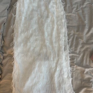 Långkjol - En fin vit fluffig kjol från Gina tricot i storlek XS, använd ett fåtal gånger och har lite skavanker på sidan☺️