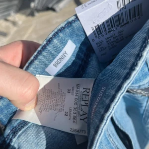 Replay  jeans W33 L32 - Snygga ljusblå jeans från Replay, modell Bronny X-L.I.T.E. med klassisk femficksdesign och diskreta slitningar. Jeansen har normal passform och är tillverkade i mjuk bomullsdenim med stretch för extra komfort. Dom är helt nya o aldrig använda. Ny pris 1399 men mitt pris är 699 kan gå ner i pris vid snabb affär 