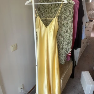 Zara klänning - Intressekoll på en så fin och populär klänning från Zara😇Helt ny med prislapp! Slutsåld. Storlek M, passar även S. Skriv vid intresse eller frågor!🎀Dock en liten fläck (se sista bild) som var där när jag fick hem klänningen men är säkert något som går bort i tvätten 