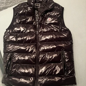 Moncler väst - Moncler k*pia! Passar M och L. Knappt använd! 