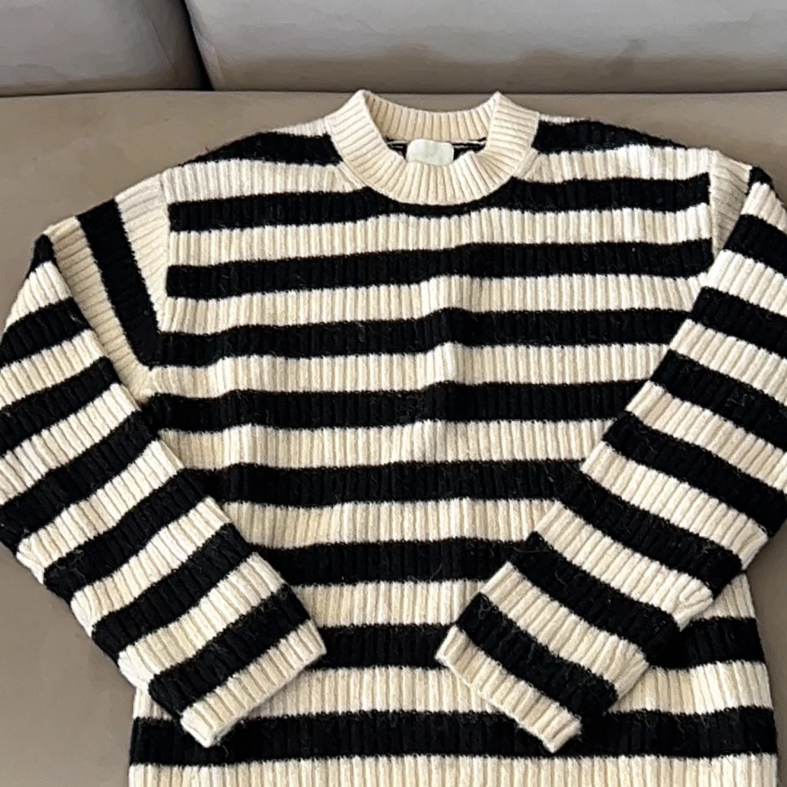 Randig svartvit stickad tröja - 1