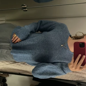 Blå och grå stickade tröjor  - Två stickade tröjor från H&M, en i blått (XS) och en i grått (S). Båda har rund halsringning, lång ärm och en mjuk. En för 100kr båda för 180💞skriv om du vill ha en av dem annars köper du denna artikel☺️ 
