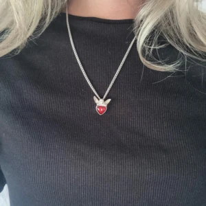 Cherub halsband Maria Nilsdotter silver - Ett superfint Cherub halsband från Maria Nilsdotter i silver. Kedjan är 50 cm och kommer med originalask, kvitto och påse. Nypris: ca 3985kr!!