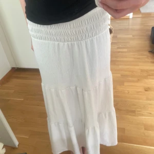 Vit långkjol från Gina Tricot - Superskön vit långkjol från Gina Tricot. Perfekt för varma dagar. Basic och snygg kjol i storlek 158/164. Endast använd ett fåtal gånger.