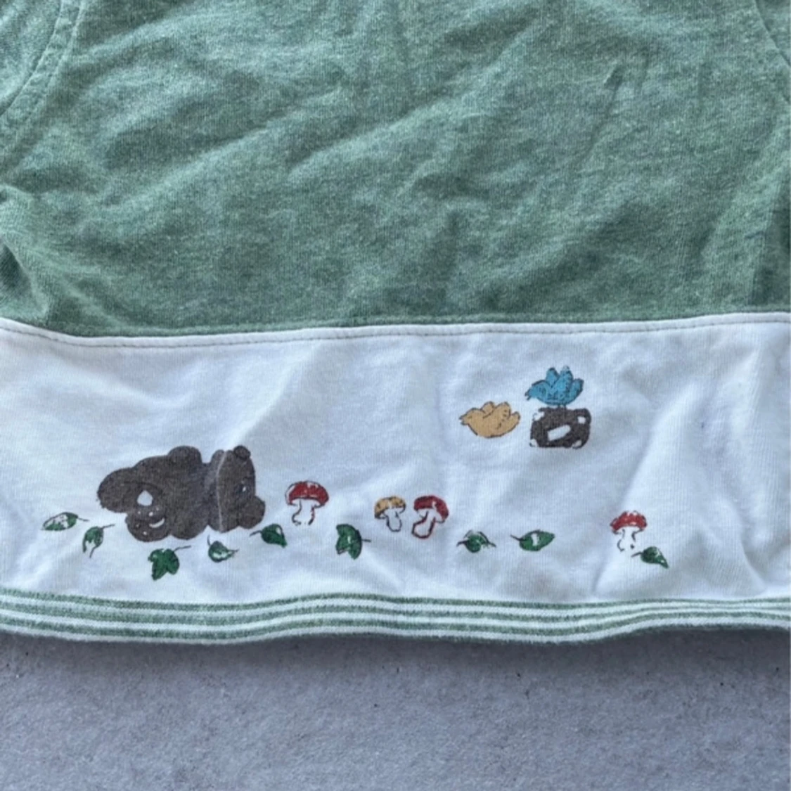 Grön kortärmad bomullströja med brodyr - 1