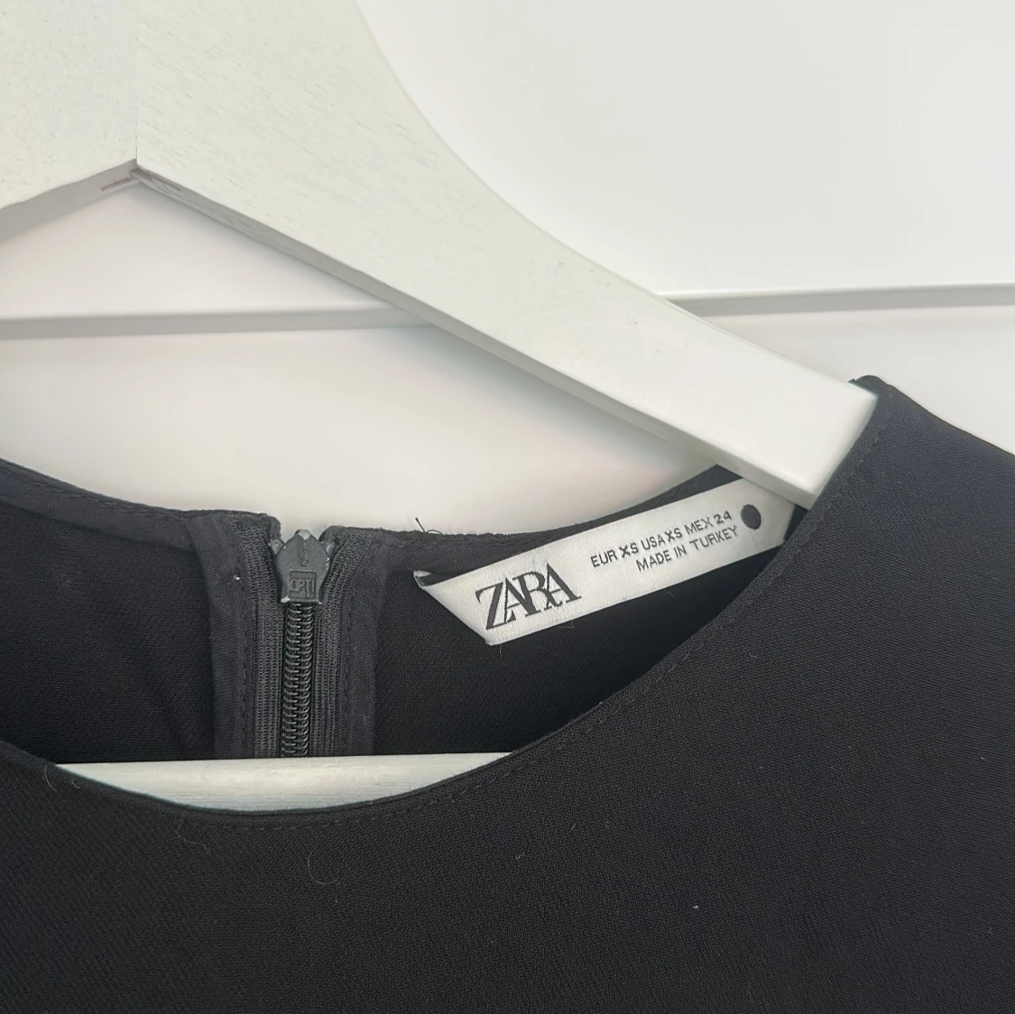 Svart blus med puffärmar från Zara - 1