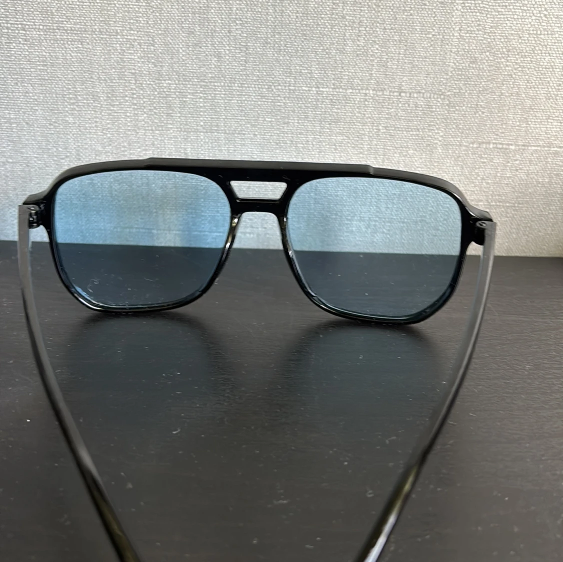 Svarta solglasögon med blåtonade glas - 3