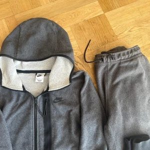 Nike tech  - Säljer nu denna Sällsynta Nike tech. Köpt för typ 2 år sedan om inte mer. Hela setet medföljer vid köp. Tröjan är i storlek S men byxorna i storlek M. Men skulle säga att byxorna sitter som en S. Inte använt det här setet något satt man kan säga att det är helt nytt😅 även fast det var ett bra tag sen jag köpte de. Hör av er vid frågor