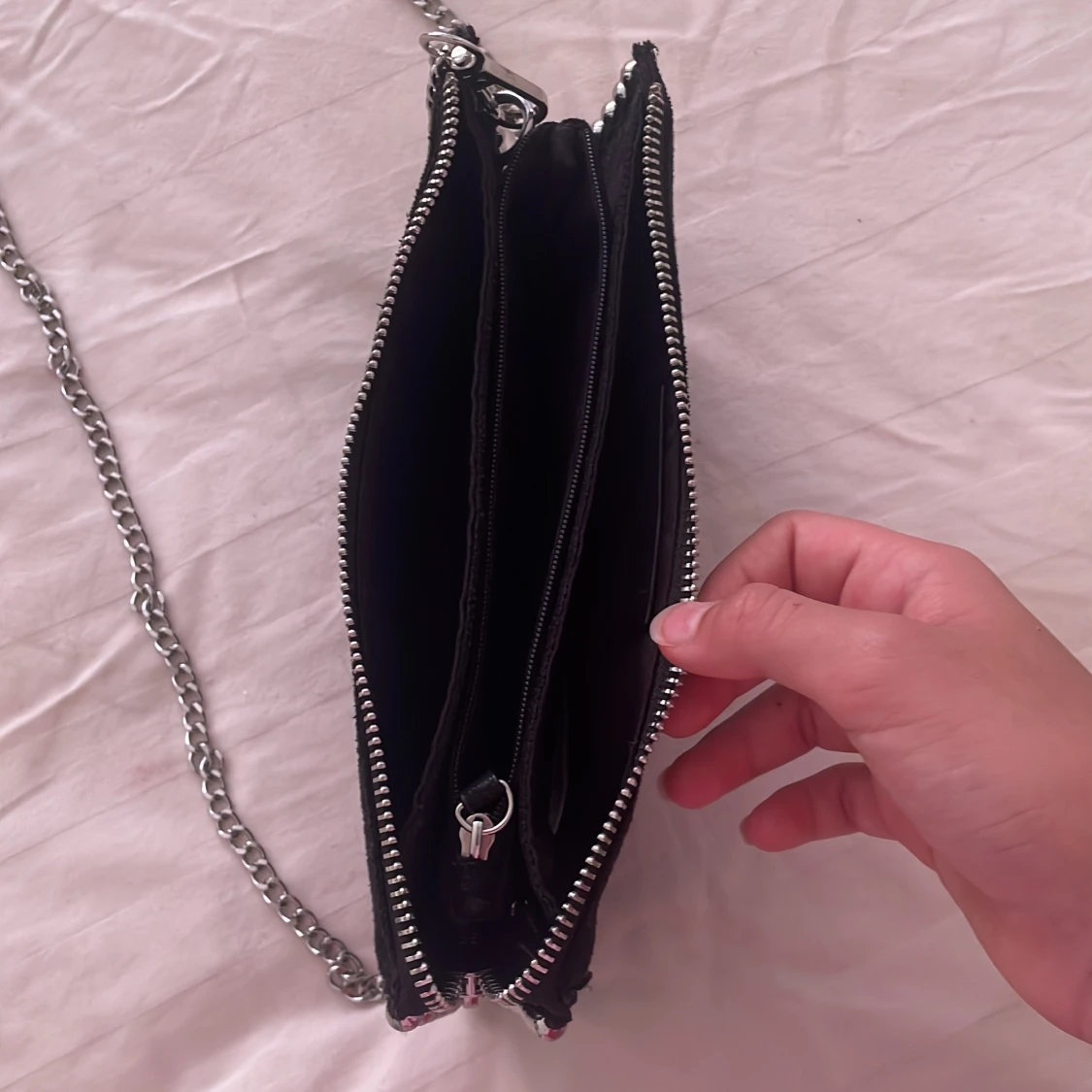 Svart axelväska med kedja och nitar - 2