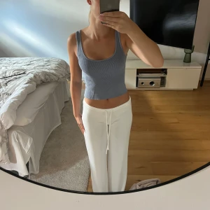 Ljusblå ribbad linnetopp - Säljer en ljusblå croppad linnetopp från Brandy Melville. Andvänd några gånger men inget som syns på tröjans skick. 