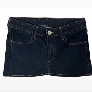 Mörkblå jeanskjol  - Mörkblå kort jeanskjol, storlek XS. Nyskick 