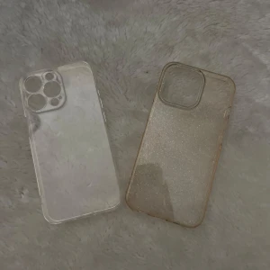 Två glittriga mobilskal i transparent plast - Säljer två mobilskal i transparent plast iPhone 13 Pro