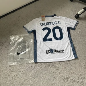 Inter Milan - Calhanoglu #20 - Inter Milan fotbollströja med Calhanoglu #20 på ryggen. Storlek L