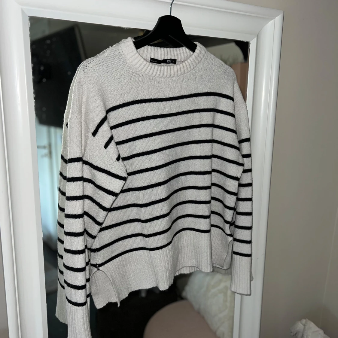 Vit och svart randig stickad tröja - 1