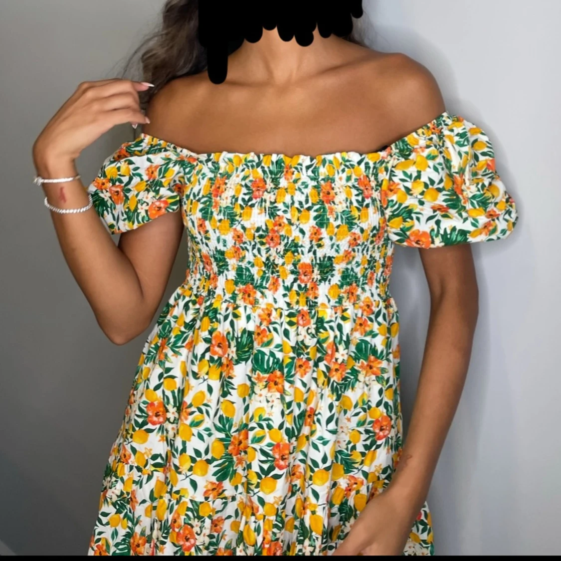 Blommig kortklänning med puffärm - 2