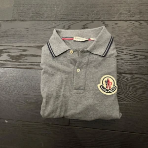 Moncler piké  - Riktigt fin piké från moncler. Skick 9,5/10 Nypris 1949kr Mitt pris 949kr Storlek S