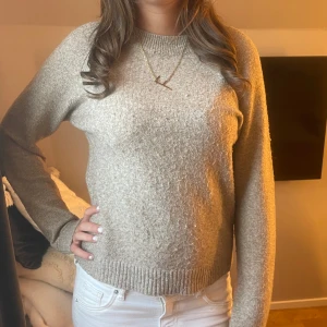Beige stickad tröja - Mysig beige brun stickad tröja!🤎🤎 mjuk matrial från veromoda!!!