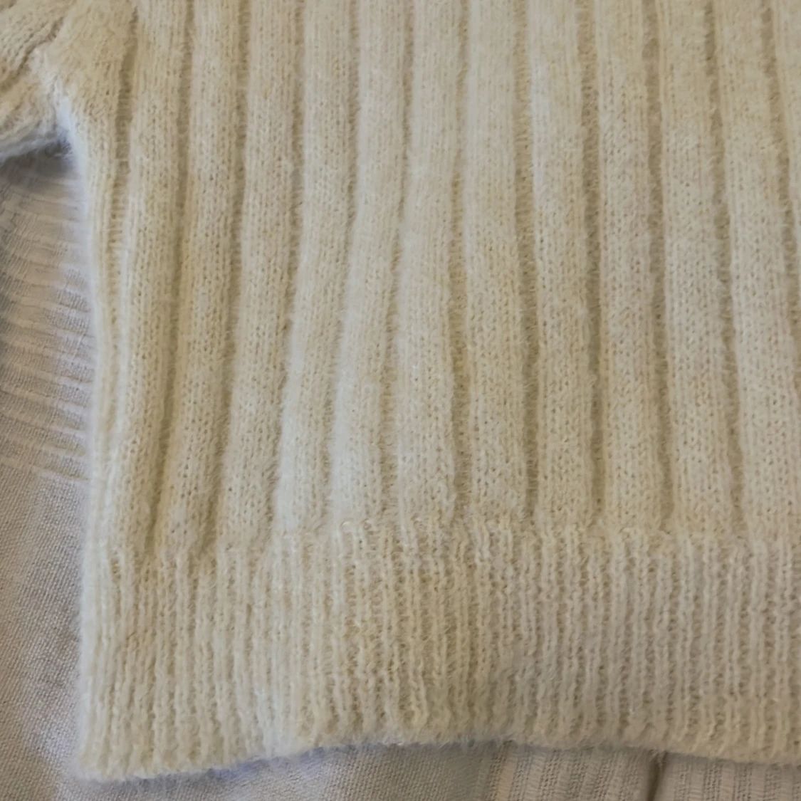 Vit ribbstickad tröja från Zara - 1