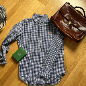 Ralph Lauren Skjorta - Säljer nu en asfet Ralph Lauren skjorta till ett mycket bra pris👍Nypris: 2000 Mitt pris: 299✌️ Var inte rädd för att ställa fler frågor💯